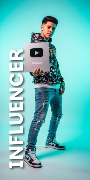 Junger Influencer in Streetwear, der einen YouTube-Playbutton-Award präsentiert, vor türkisfarbenem Studiohintergrund. Beispielmotiv für Fancardz Influencer-Fankarten.
